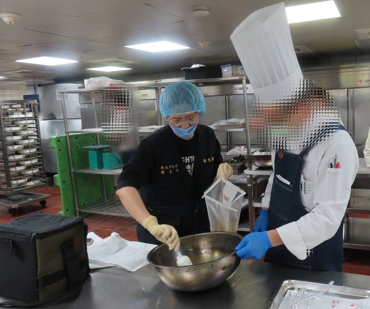衛生局稽查飯店業者並抽驗相關食品。 圖：新北市衛生局/提供