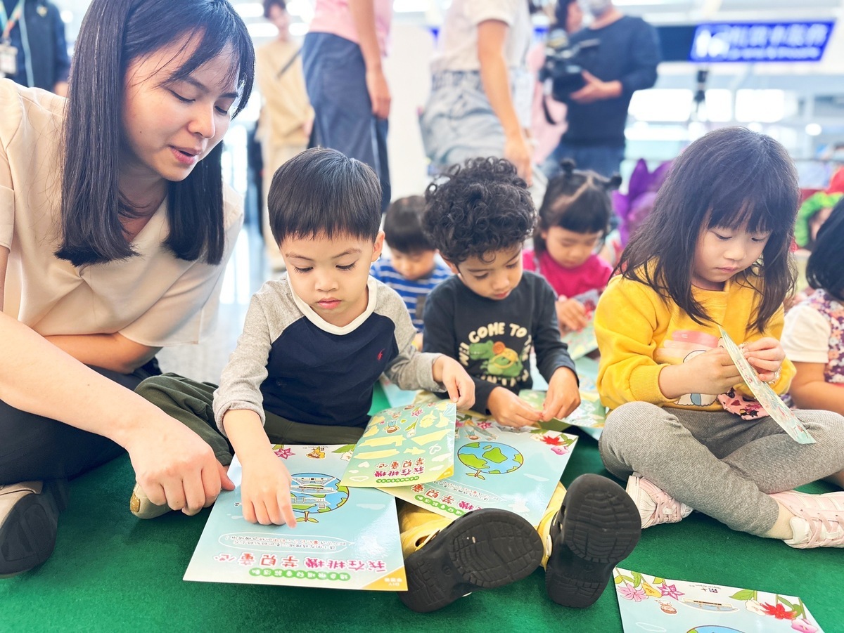 桃園機場舉行「我在桃機・芋見童心」活動，不僅有活潑的客語歌舞表演，最特別的是，可以在機場驚喜發現超大型童趣扭蛋機。 圖：桃園機場公司／提供