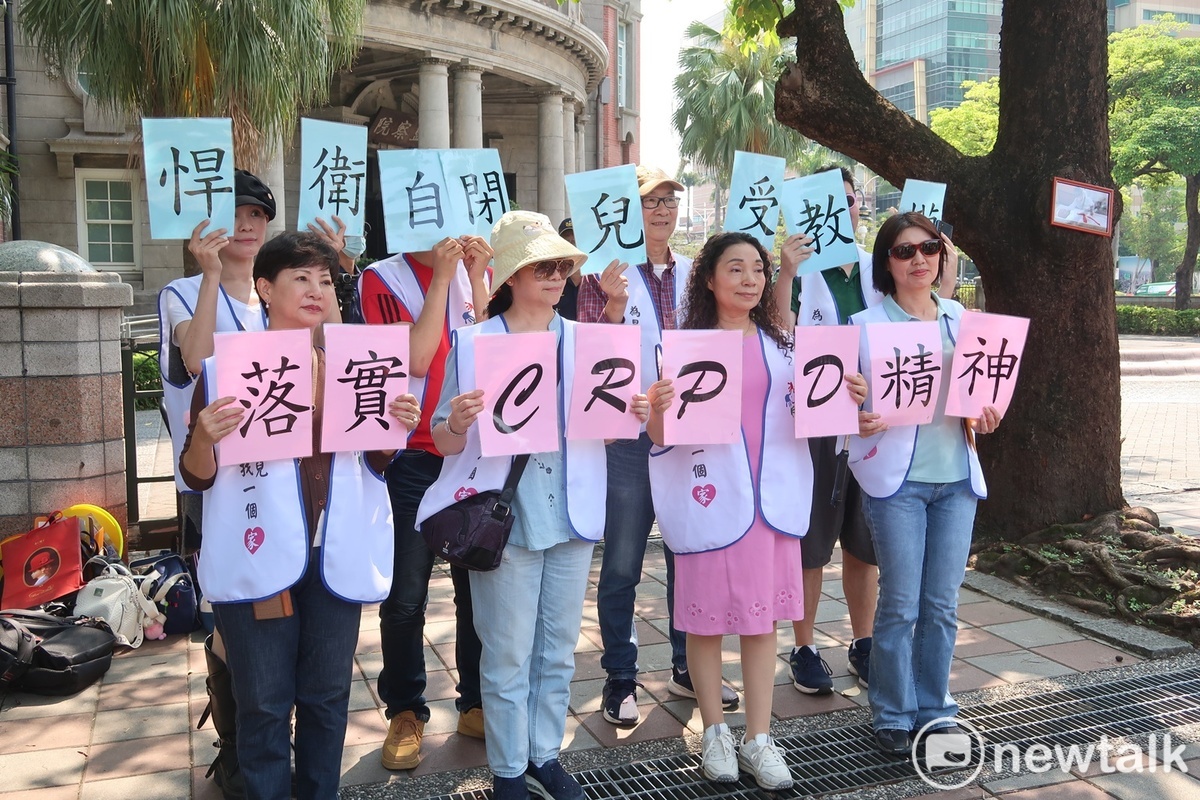 自閉症權益促進會到監察院陳情。 圖：林朝億/攝