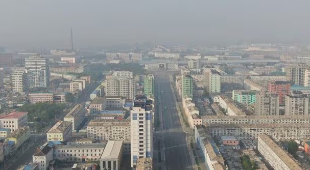 中國民用無人機拍攝的朝鮮新義州的街頭照片。 圖：翻攝自 Reddit