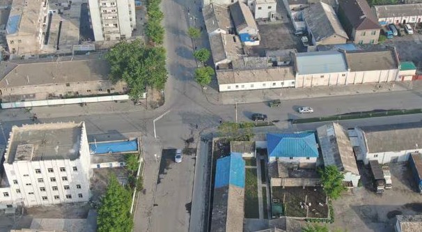 中國民用無人機拍攝的朝鮮新義州的街頭照片。 圖：翻攝自 Reddit
