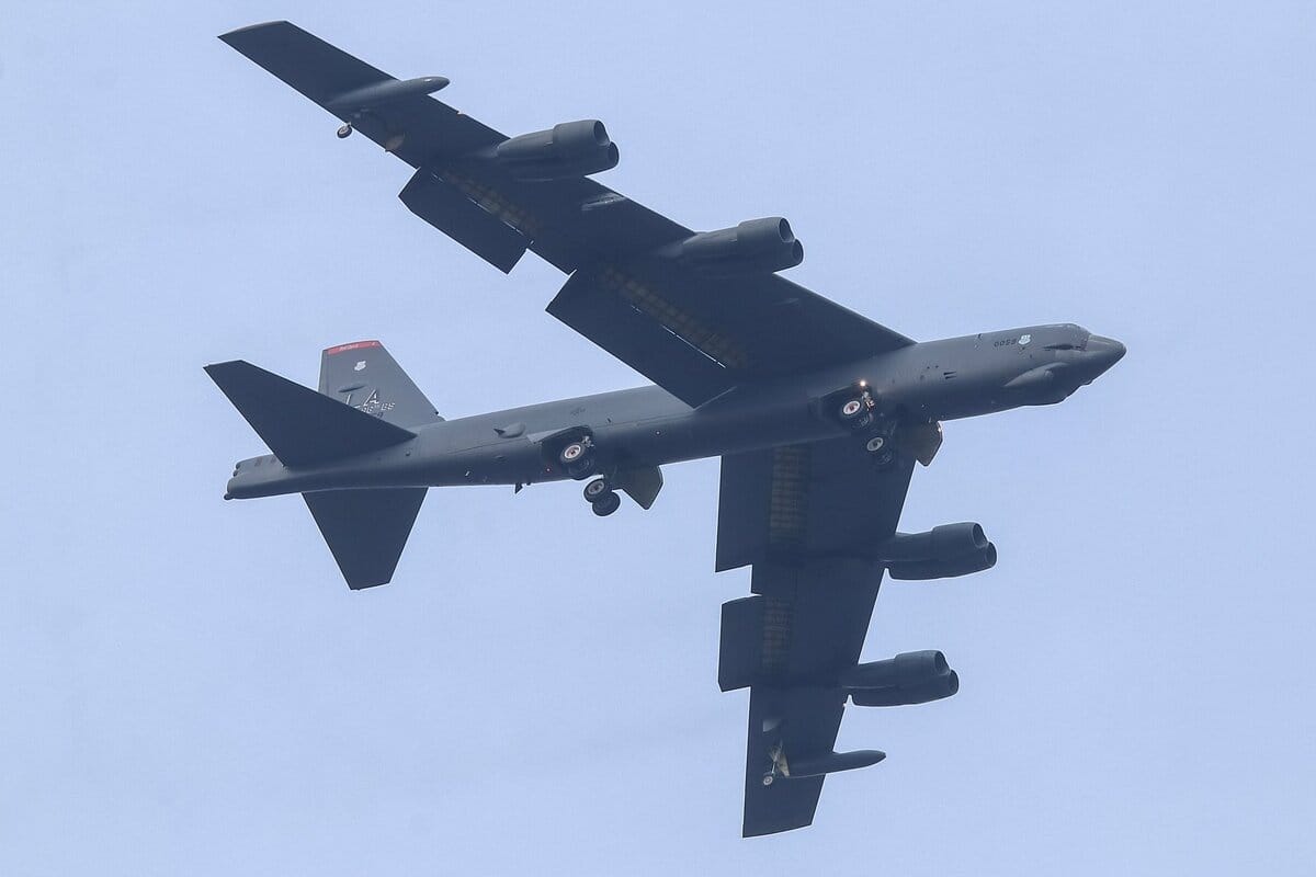 美軍 B-52 戰略轟炸機從上個世紀 50 年代開始服役，具有 8 台引擎，可以長時間穩定的飛行。近期美國媒體報導了 B-52 進行長達 33 小時的飛行任務。 圖：翻攝「X」@KC10_GUCCI