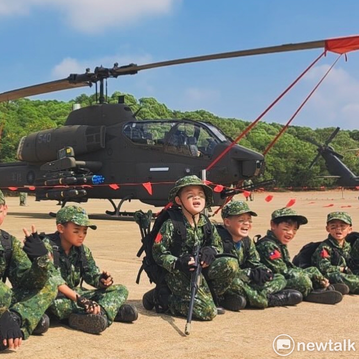 水交社文化園區前身為空軍眷村，擁有戰鬥機等設施，此次活動特別舉行小兵日記體驗營，帶領孩童體驗陸軍體驗營的樂趣。 圖：台南市政府提供