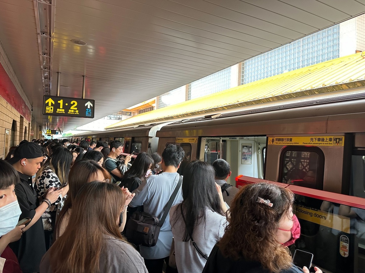 今天上午強烈地震，台北市捷運暫停行駛，月台聚集大批民眾，圖為竹圍站。 圖：讀者／提供