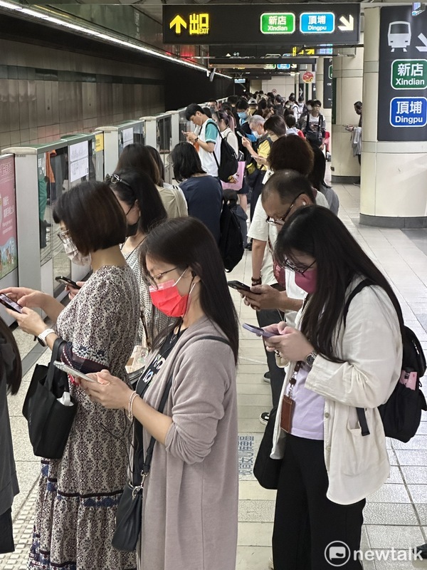 今（3）天上午7點58分發生規模7.2強震，台北捷運宣布，全線暫停營運40至60分鐘。 圖：張良一/攝