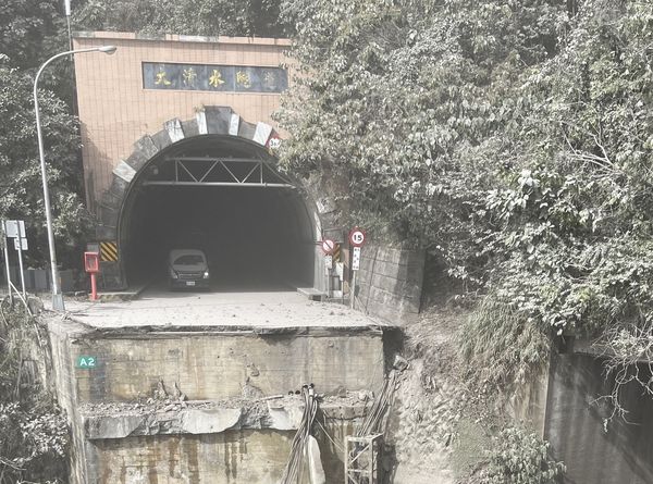 花蓮7.2強烈地震，蘇花公路大清水隧道外，道路直接坍塌消失 圖：翻攝畫面