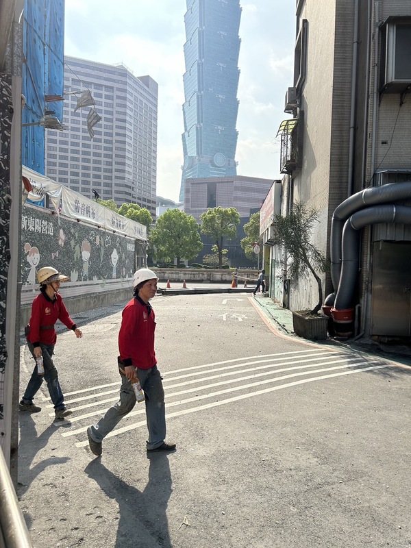 北市信義區基隆路一處工地傳鋼樑墜落，橫躺在巷道路口。 圖：讀者提供