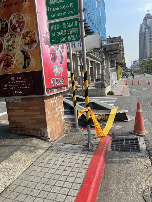 北市信義區基隆路一處工地傳鋼樑墜落，橫躺在巷道路口。 圖：讀者提供