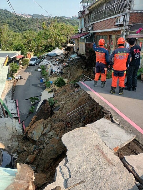 圖為花蓮大地震，新北市新店區民宅地基掏空下陷的資料照。 圖：新北市消防局/提供