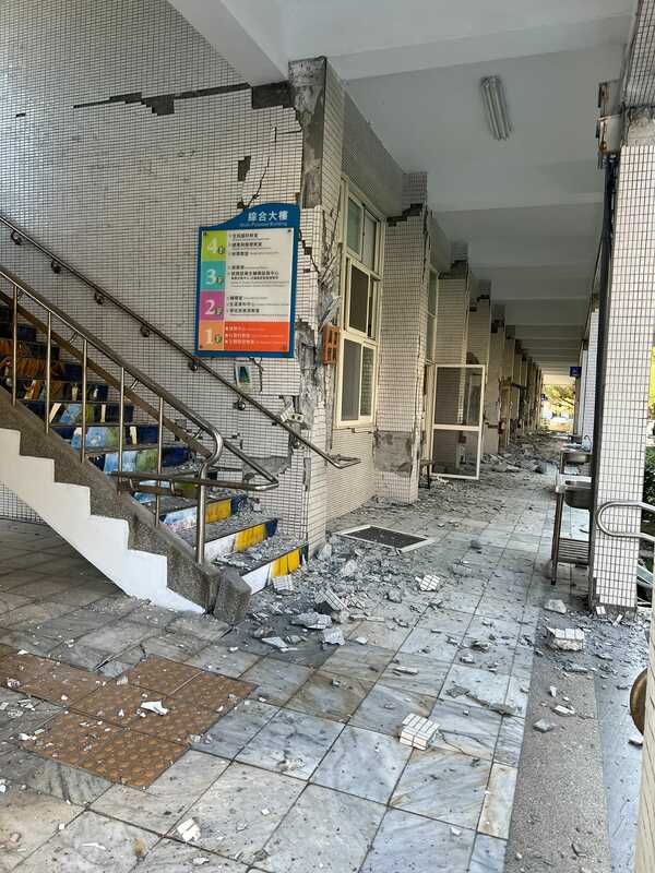 花蓮大地震，花蓮女中建物遭嚴重破壞，磁磚、水泥剝落掉落滿地、樑柱斷裂鋼筋露出，滿目瘡痍慘不忍睹。 圖：民眾提供