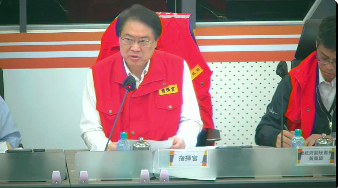 因為部分地區已有零星人員受困及傷亡案件傳出，中央災害應變中心指揮官林右昌特別指示，立即進行人命搜救工作，並落實複式查報機制，清查偏遠山區村落受災情形。 圖：擷自直播畫面