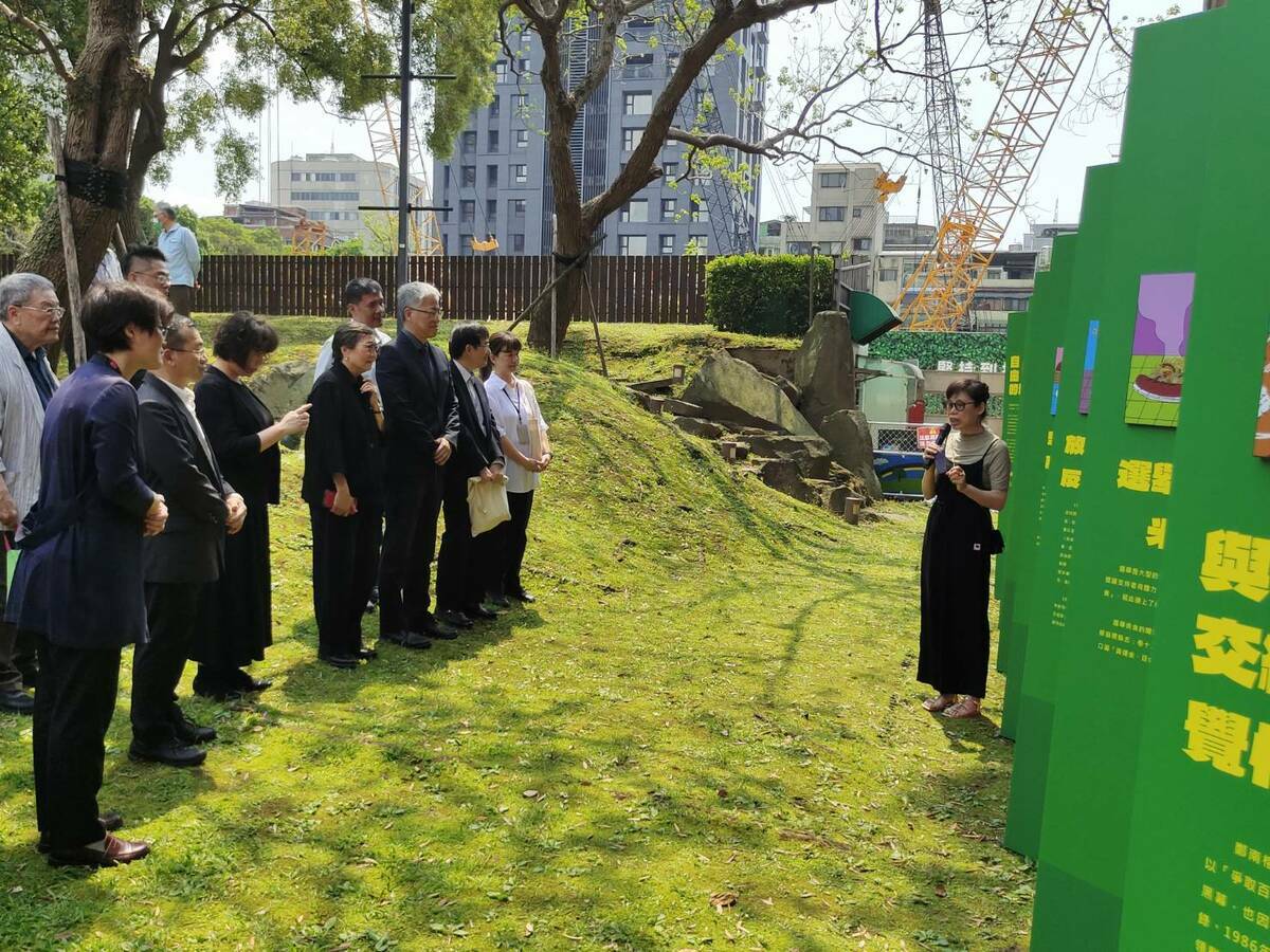 內政部常務次長吳堂安與貴賓們共同聆聽導覽。 圖：內政部提供
