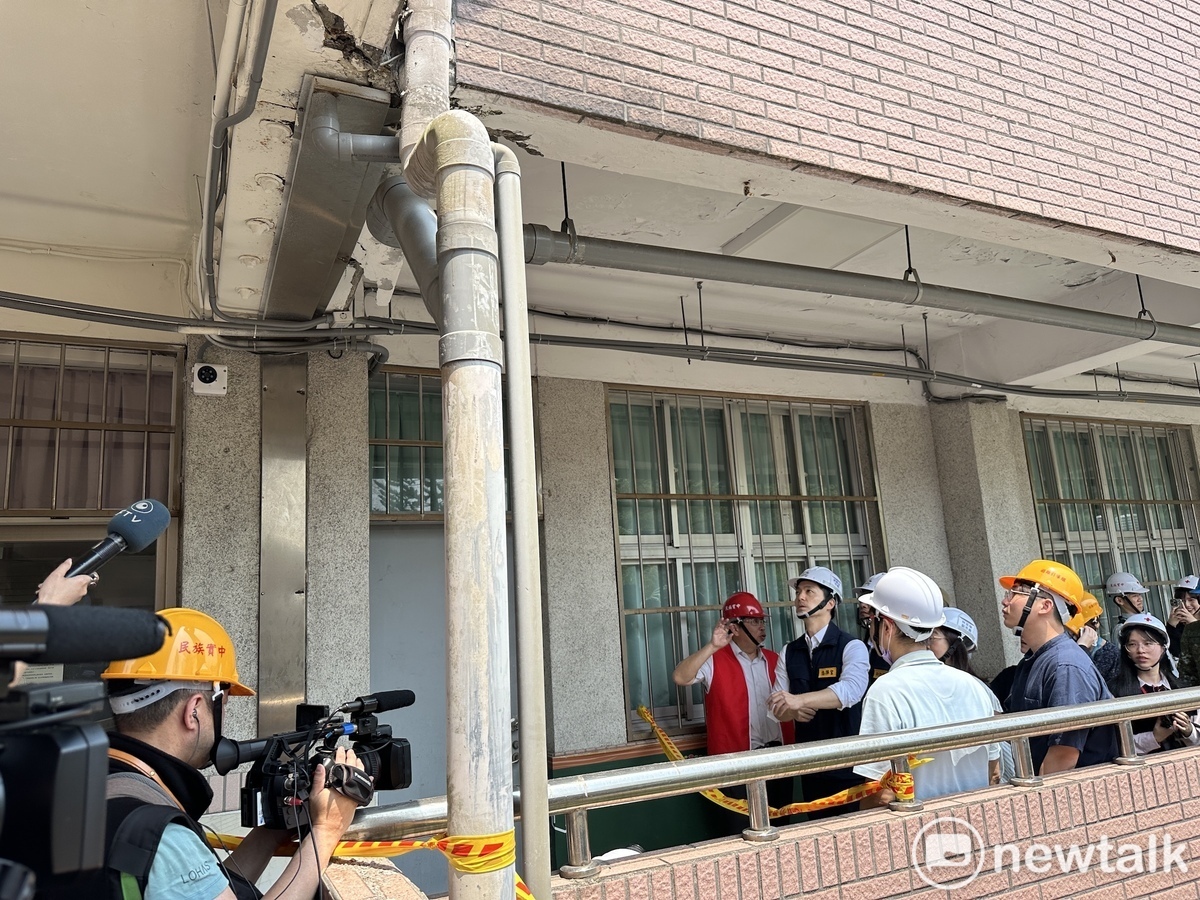 台北市長蔣萬安赴校園視察地震後學校損害情形。 圖：周煊惠 / 攝