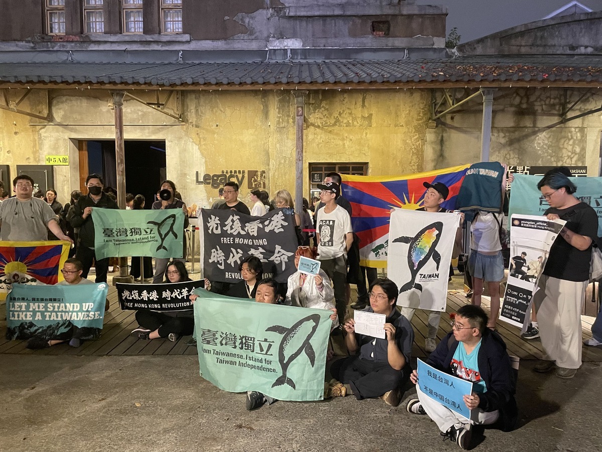 不少民眾聚集在台北legacy外面，抗議回春丹將台灣稱之「中國台灣」。 圖：詹家威/攝