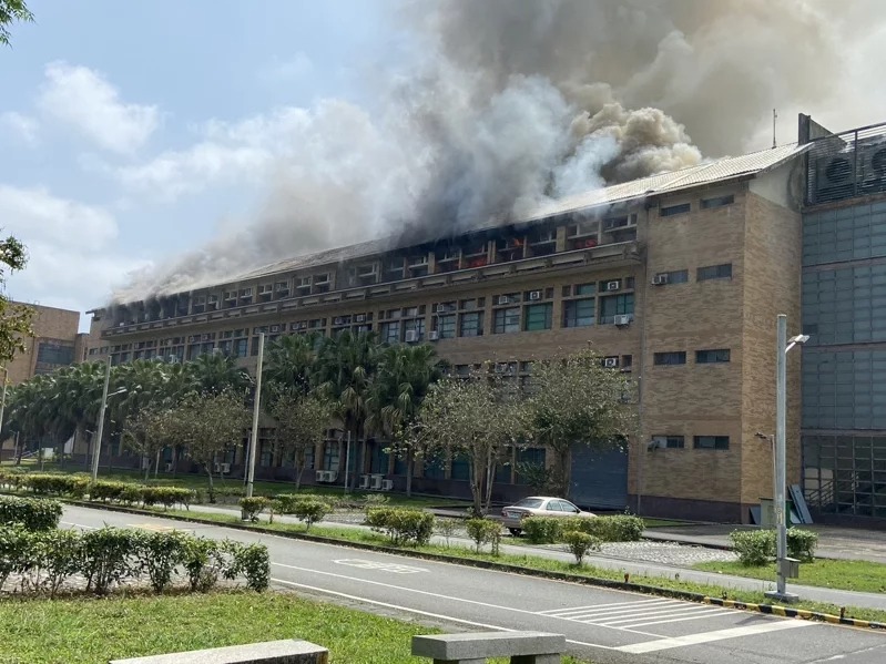 403花蓮大地震後，花蓮東華大學理工館傳出火警，由於現場儲放禁水性物質，使灌救不易。 圖：民眾提供（資料照）