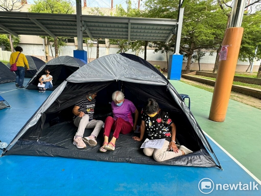 台南市政府為提升風災、震災等大規模災害時災民避難收容處所運作能力，去年9月由歸仁區公所在歸仁運動公園辦理避難收容處所開設示範演練，盼強化組織動員與資源調度能力。 圖：台南市政府提供