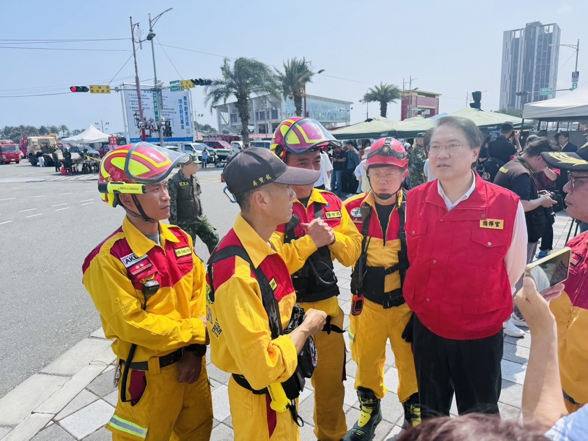 屏東縣特搜大隊接受指派前往花蓮市天王星大樓救災。 圖：屏東縣消防局
