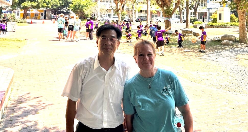 張簡助立(左)接待格林峽谷高中師生。 圖：大榮中學/提供