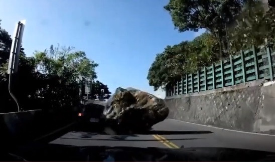 蘇花公路駕駛在強震發生當下，瘋狂倒退嚕躲大量落石 ，但仍有車輛遭砸。 圖:記者爆料網YouTube