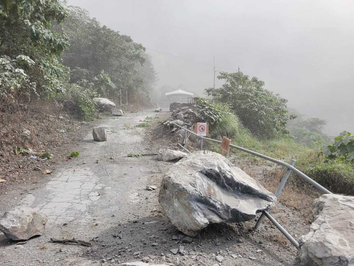 2021 年 4 月 2 日發生太魯閣列車事故，事故相關者也於今年( 2024 年)的 4 月 2 日舉辦 3 週年紀念追思會。 3 日發生的大地震導致許多巨石墜落至活動舉辦現場。 圖：翻攝自 王薇君 Facebook