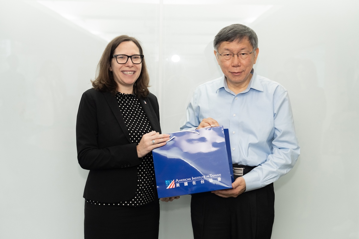 美國在台協會理事主席羅森伯格（Laura Rosenberger）、民眾黨主席柯文哲。 圖：民眾黨 / 提供
