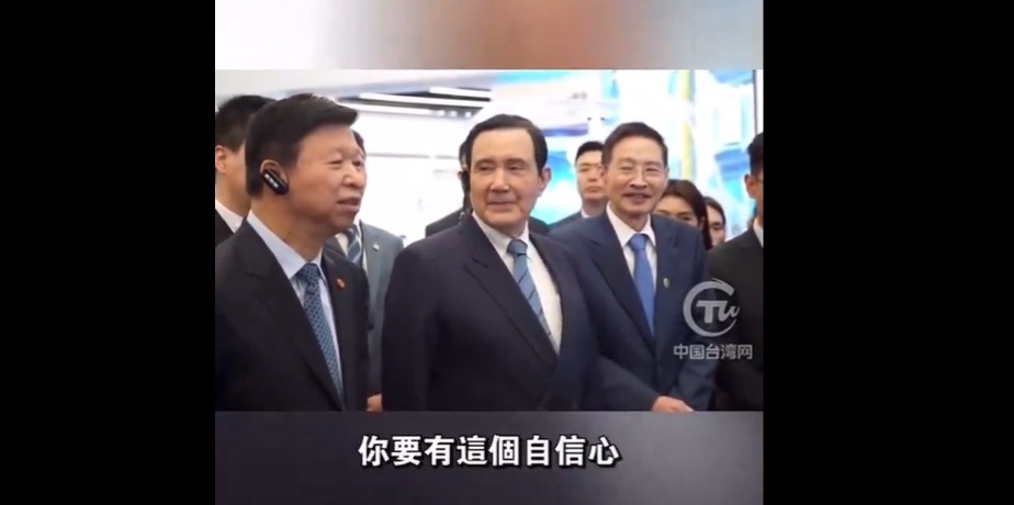 在參觀比亞迪的行程中，馬英九接連提出「靈魂拷問」，讓帶領參觀的女接待員與宋濤難以圓場。 圖：擷取自 @Jam79922967 X 帳號分享影片