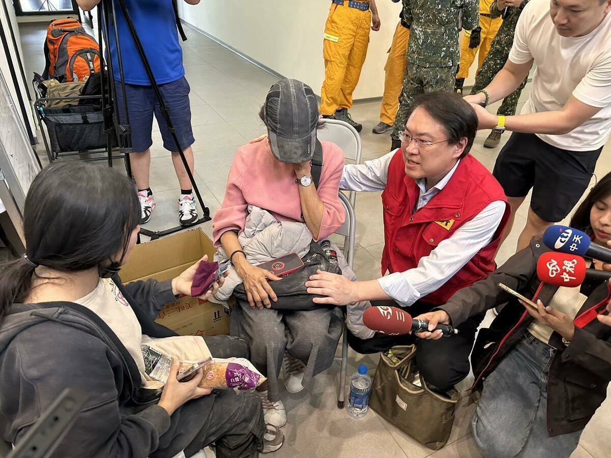 內政部長林右昌關心從台8線175K救出的兩位民眾。 圖：內政部 ／ 提供
