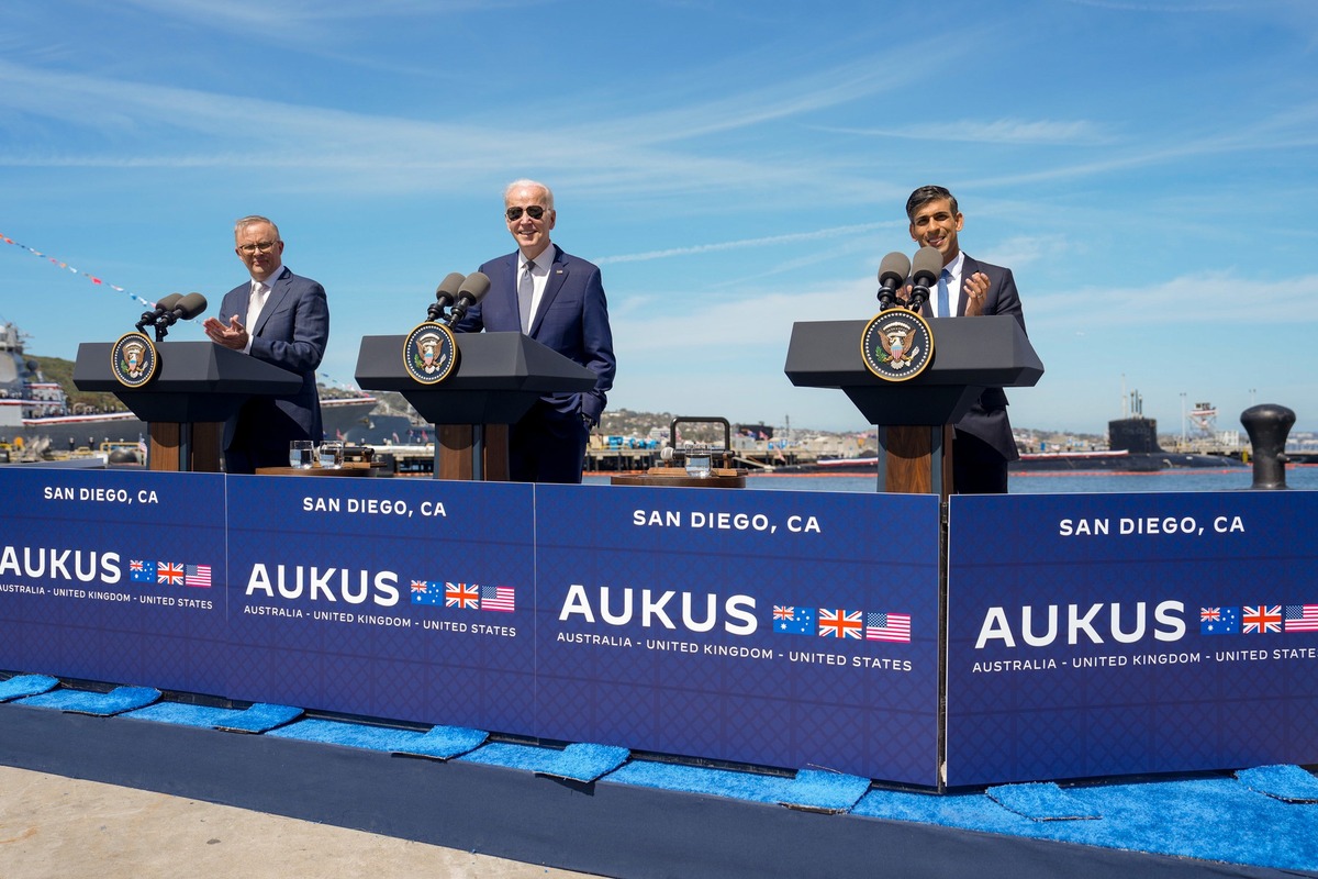 美、英、澳領導人 2023 年公布了在 AUKUS 下，有關建立新核動力潛艇艦隊的計劃細節。當時此舉被解讀旨在抗衡中國於印太地區的日益強化的影響力。（資料照） 圖：取自「X」@MattooShashank