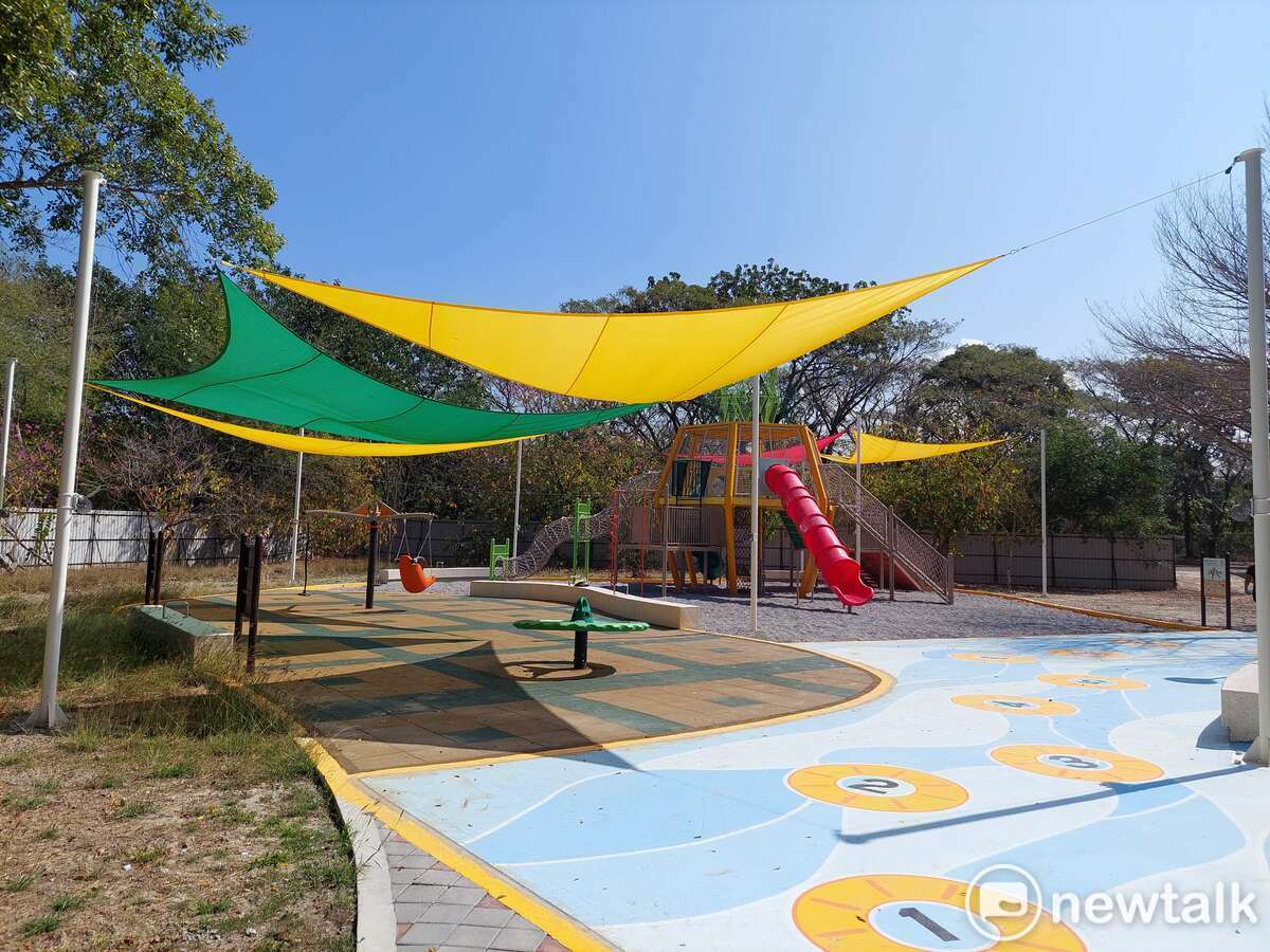 關廟區大潭埤旺萊公園特色遊戲場日前啟用，鳳梨造型的主遊戲塔，搭配鑽籠、爬梯、滑桿、旋轉滑梯等，宛如一座鳳梨派對小屋。 圖：台南市政府/提供