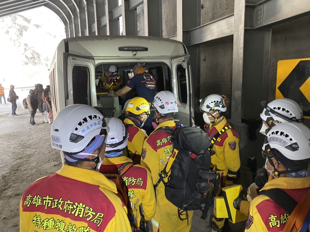 高雄市特搜隊在明隧道將骨折傷者及失聯民眾後送。 圖：高雄市消防局/提供