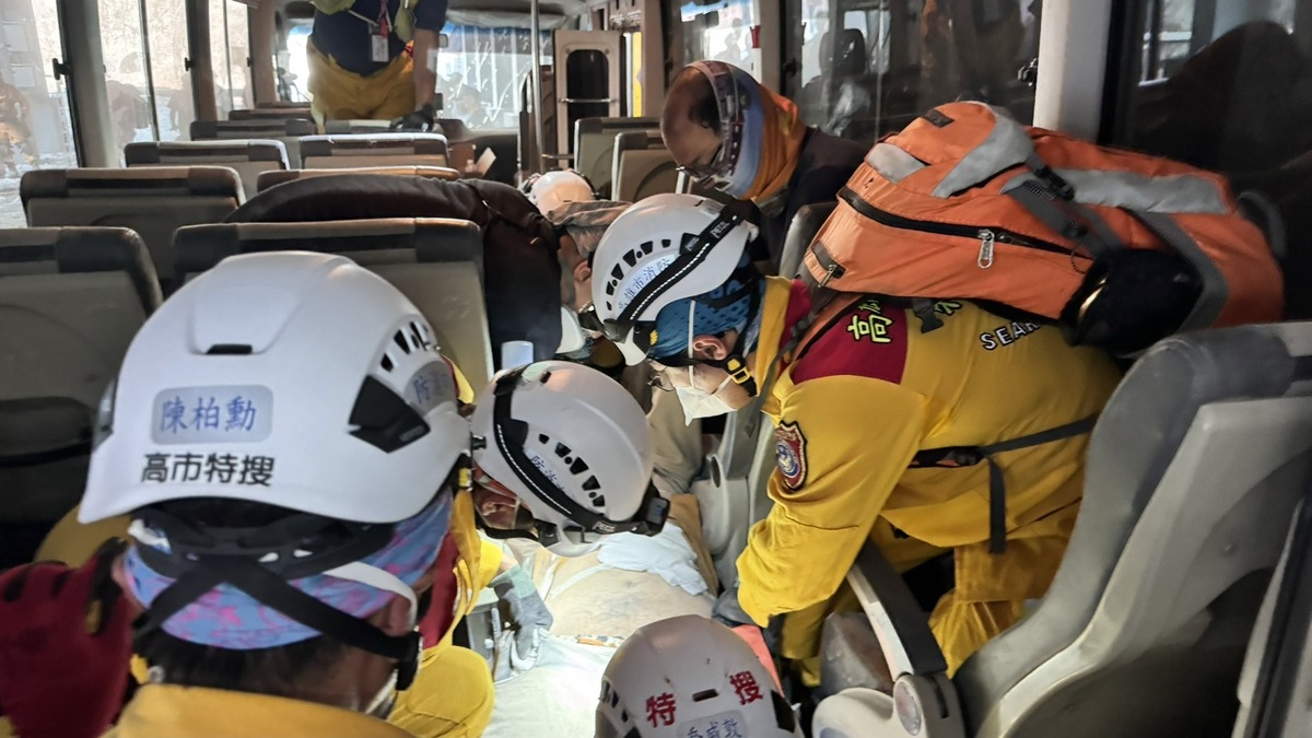 特搜隊人員及醫師執行骨折傷患緊急醫療處置。 圖：高雄市消防局/提供