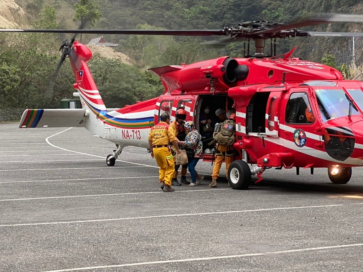 消防署特搜隊今天上午空投物資、後送患者。 圖/內政部提供
