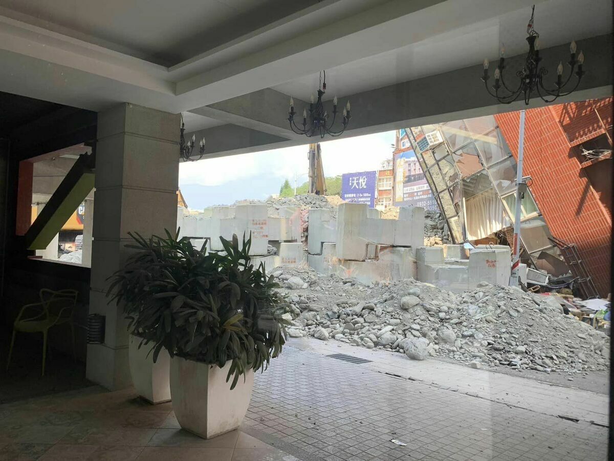 父親經營一旁「麗翔酒店」的主播張齡予，深夜發文表焦慮。她稱老華廈僅再位移 1 公分，就可能壓垮或導致麗翔傾倒，呼籲全國專業人士都來幫忙。 圖：取自張齡予臉書