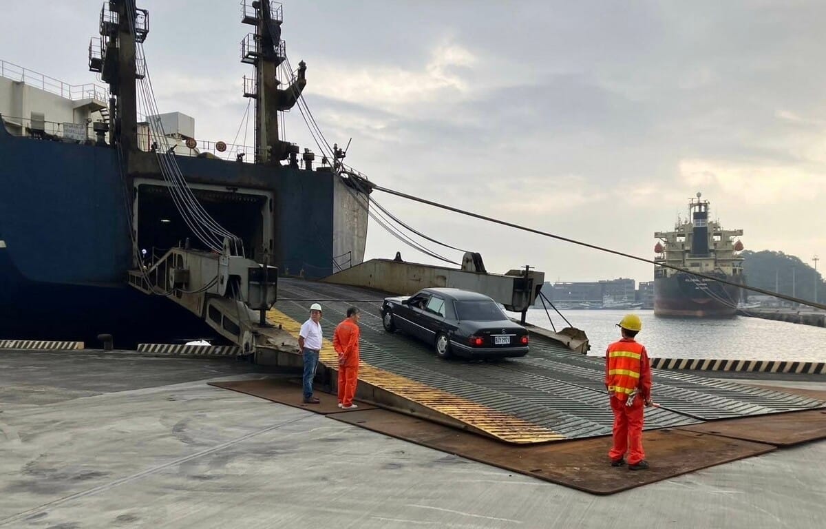 民眾車輛從台北快輪下船情形。 圖：交通部航港局／提供
