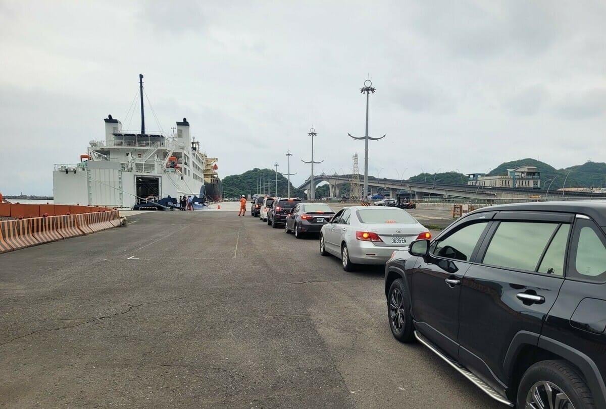 民眾車輛排隊等候上台馬輪。 圖：交通部航港局／提供