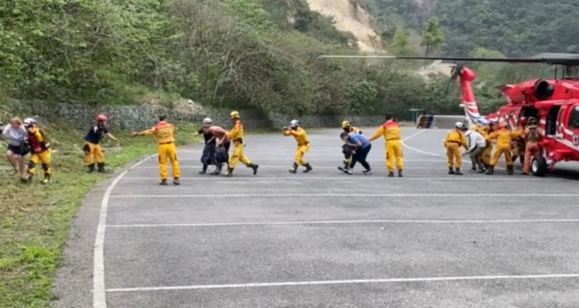 消防署表示，太魯閣天祥地區受困人員，先以物資就地安置為主，如有包括急症等狀況，將派遣黑鷹直升機後送。 圖：消防署提供