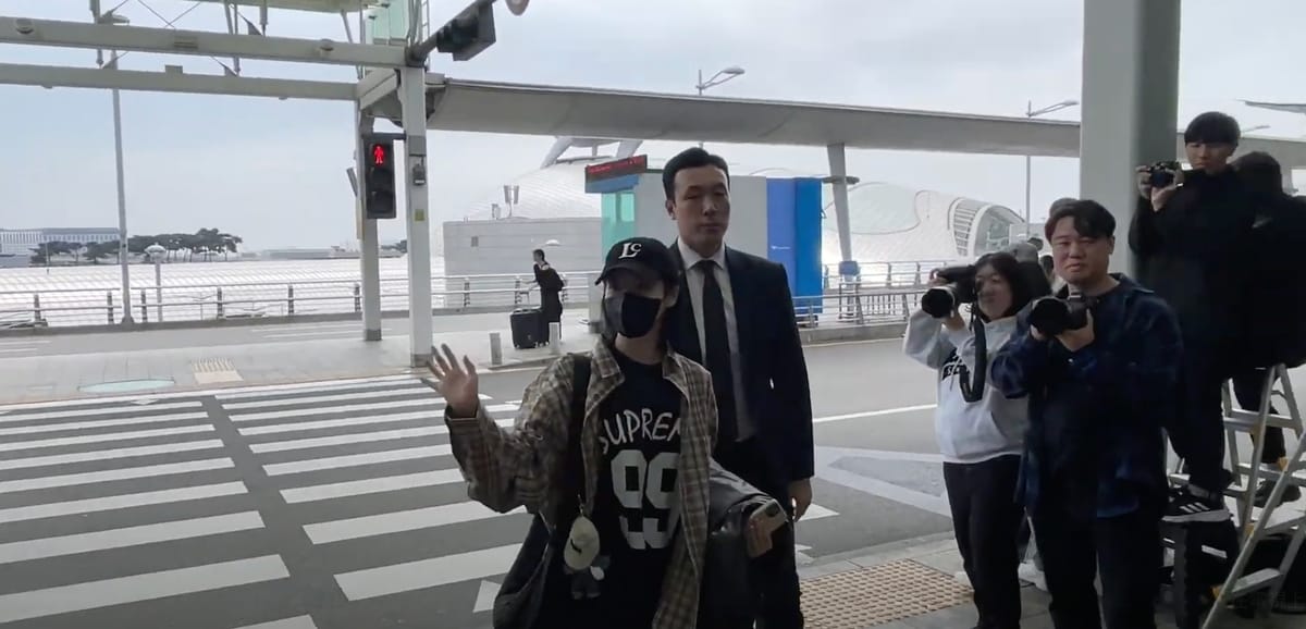 演唱會在即，儘管班機資訊被經紀公司保密到家，韓媒仍曝光IU在當地時間下午 1 時（台灣 12 點）前往仁川機場搭機的畫面。 圖：取自YT「RNX TV Korea Ent」