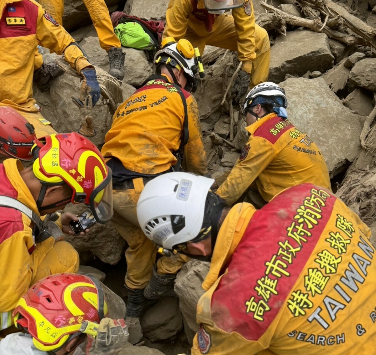 太魯閣國家公園「砂卡礑步道」有 6 人失聯，因人數最多，成為搜救重點。然因當地包括下雨、頻繁餘震且有落石坍方情況，搜救隊現已暫停挖掘。 圖：高雄市消防局/提供