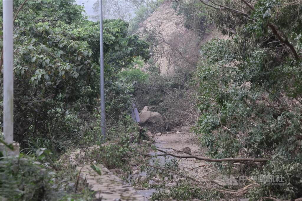 圖為花蓮縣秀林鄉附近道路坍方情形。 圖：中央社提供