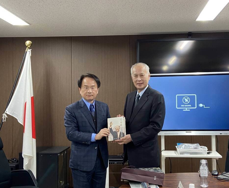 國史館長陳儀深（左）3月底曾赴日本國立公文書館討論國家檔案保存議題，並贈書給公文書館長鎌田薰（右），台日因此結緣，鎌田薰也在4日來信關懷花蓮地震災情。 圖：國史館提供