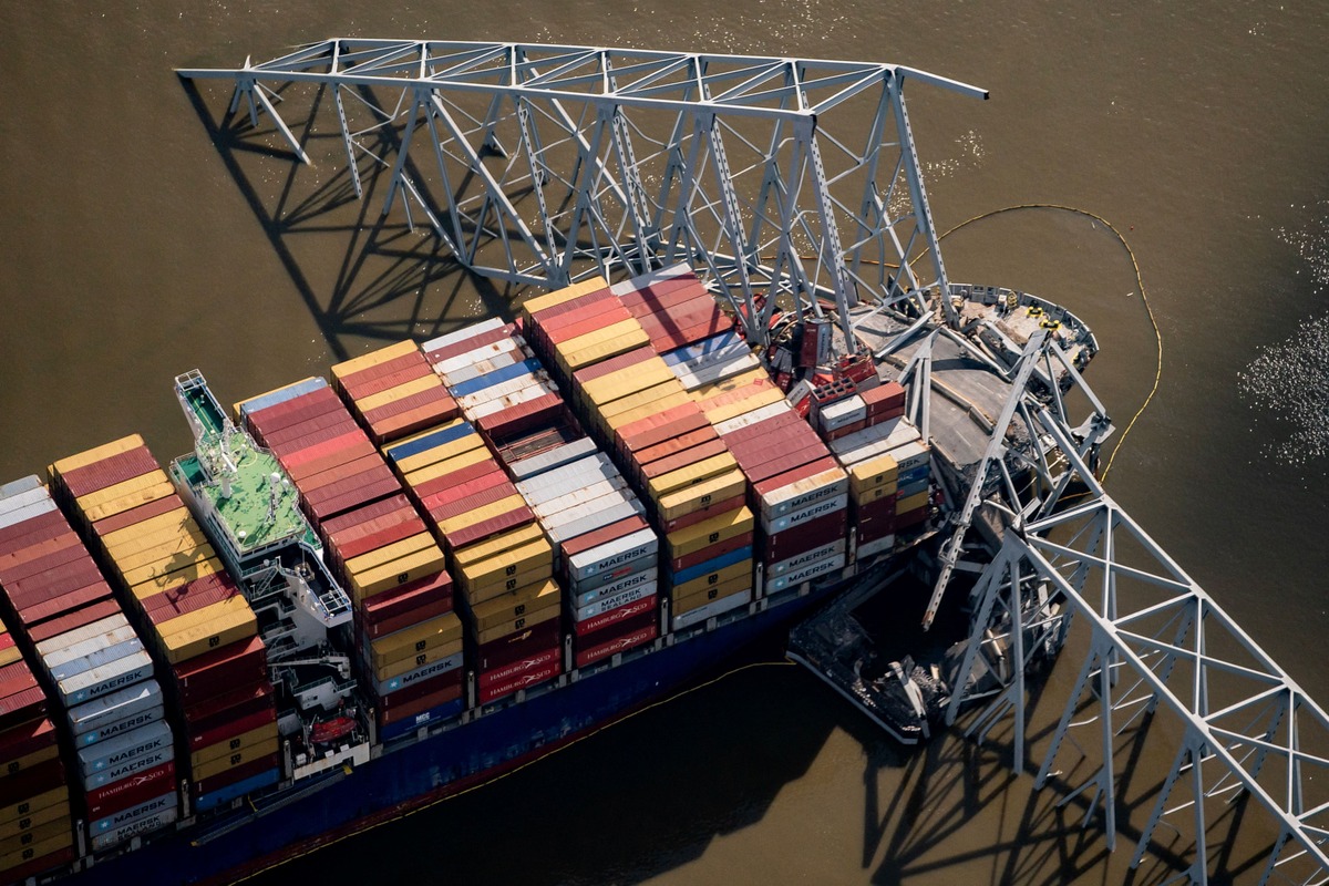 美國馬里蘭州巴爾的摩（Baltimore）的凱伊橋（Francis Scott Key Bridge）在當地時間 3 月 26 日凌晨遭貨輪「達利號」（Dali）撞上後坍塌。 圖：達志影像 / 路透社