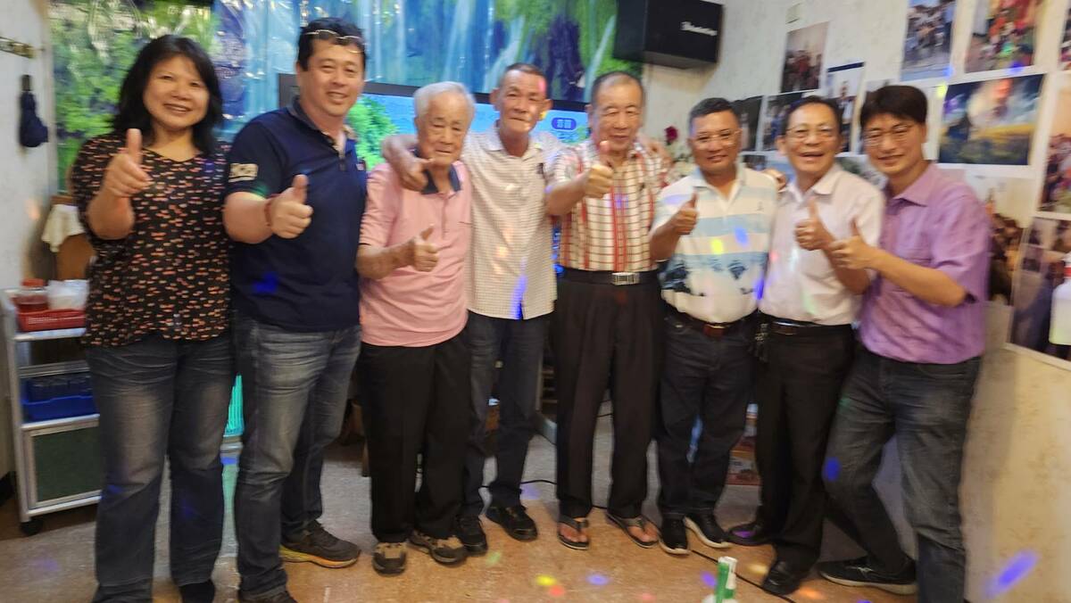 薛兆基（左二）拜訪基層搏感情。 圖：薛兆基/提供