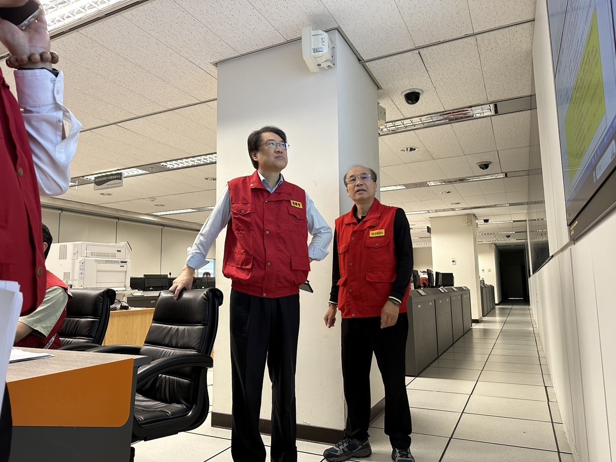 中央災害應變中心指揮官、內政部長林右昌持續掌握震災後續搜救、撤離狀況。 圖：內政部提供