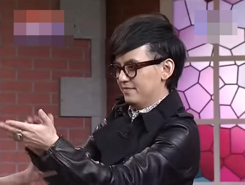 黃子佼明明是要跟女童擊掌，卻變成十指緊扣，當下表情也不太對勁。 圖：翻攝自YouTube