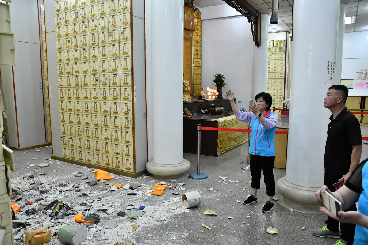 3 日，花蓮發生規模 7.2 強震，吉安鄉慈雲山納骨塔大批骨灰罈被震落碎裂。 圖：翻攝自 吉安鄉公所 臉書