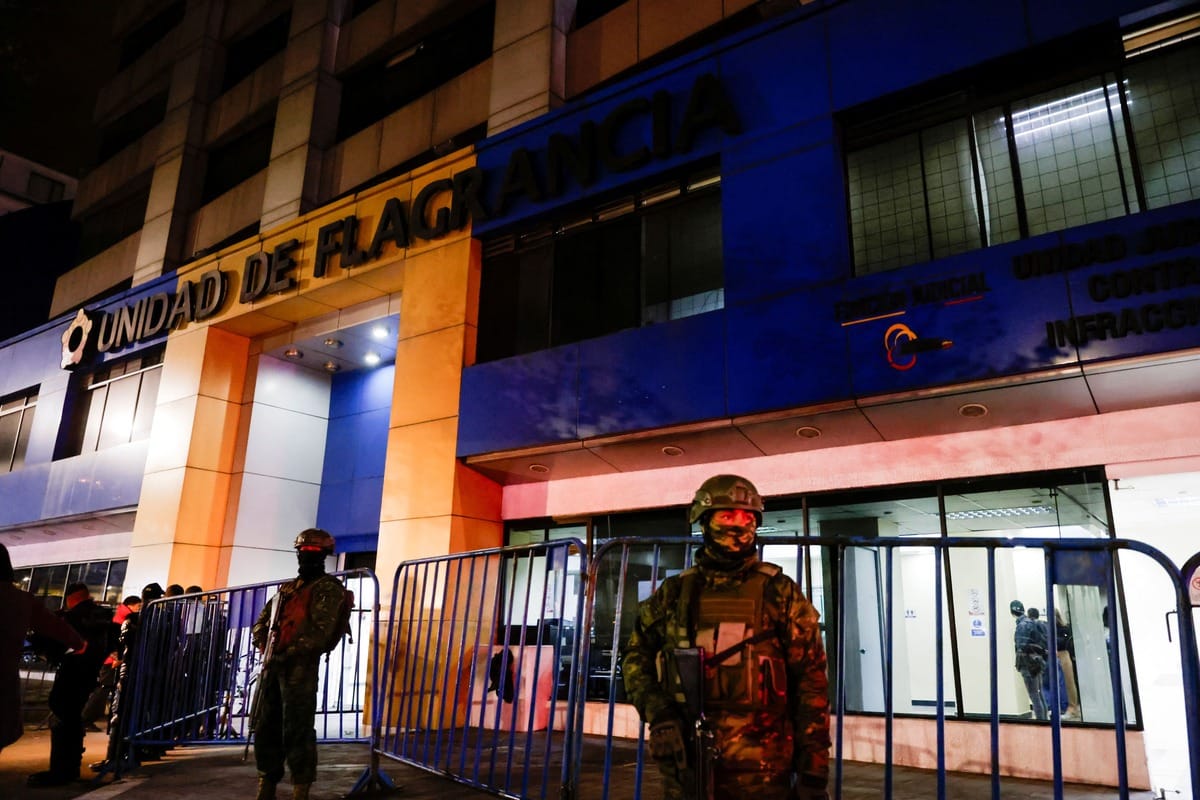 警方和軍方官員站在基多弗拉格朗西監獄外，據信該監獄關押著厄瓜多爾前副總統葛拉斯。 圖：達志影像 / 路透社