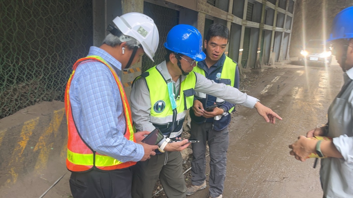 台灣自來水公司花蓮給水廠廠長吳文祥到場關注舊台八線公路的修復情形。 圖：台灣自來水公司／提供