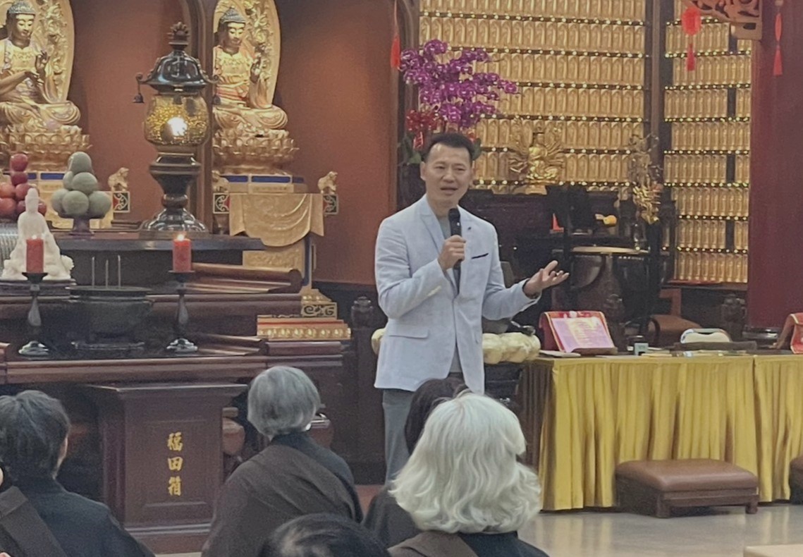 胡一虎代表家族宣布各捐10萬元給花蓮地震災民及新建中的高雄佛教堂。 圖：孫家銘攝