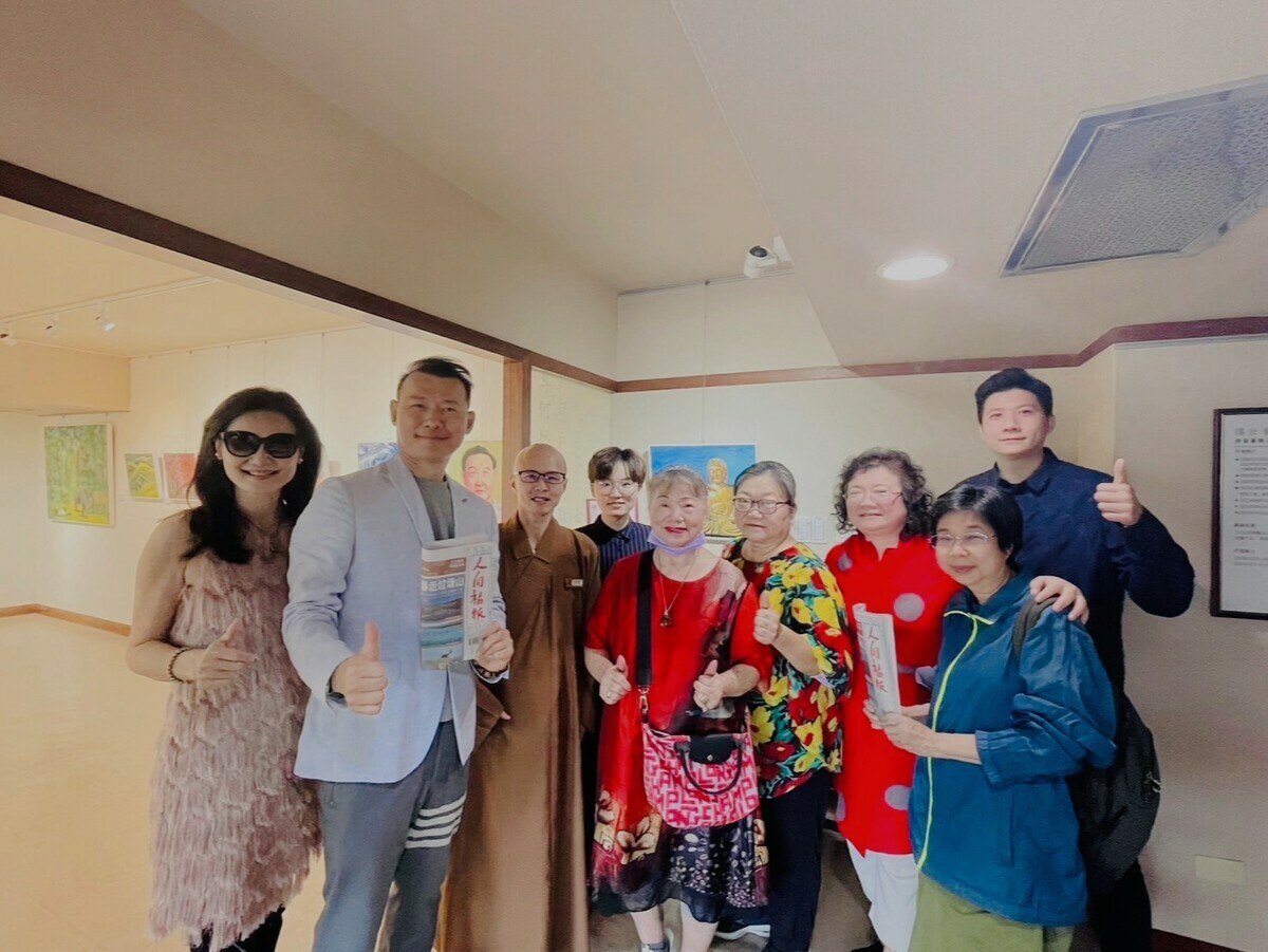 胡家與南華大學終身學習學院院長釋知賢(左三)、佛光人教師分會會長宋滌姬 (前排右一)。 圖：孫家銘攝