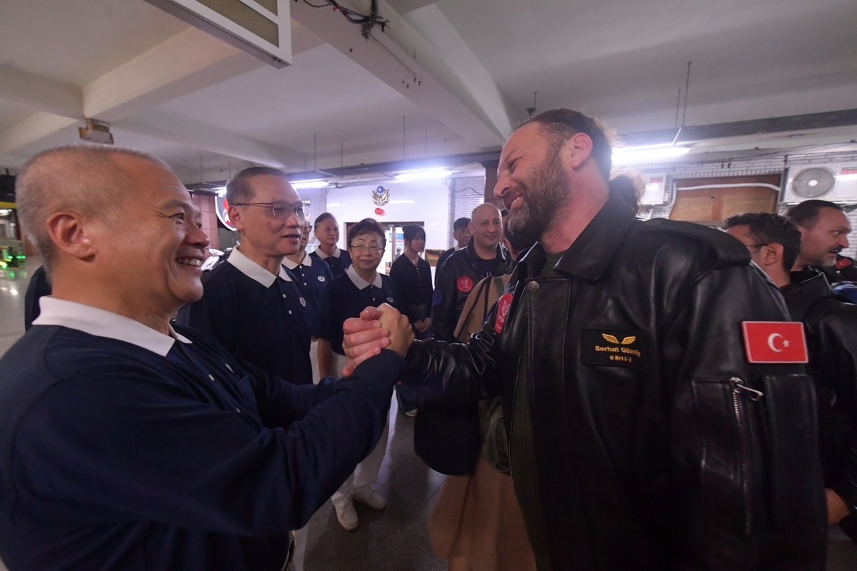 土耳其救援隊來台協助，慈濟執行長顏博文帶隊感恩。 圖／慈濟基金會提供